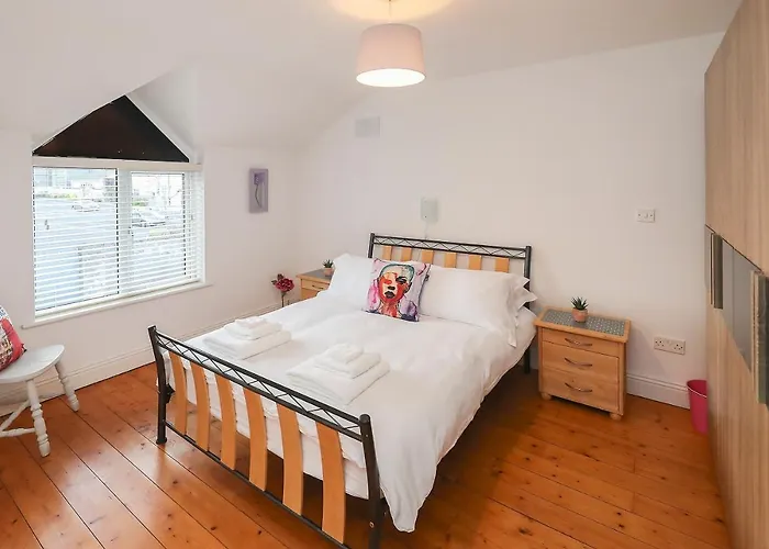 Дом отдыха Two Bedroom Townhouse In The Heart Of Дангарван