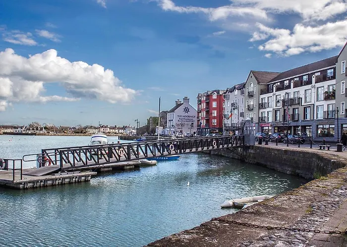 Two Bedroom Townhouse In The Heart Of 펜션 *